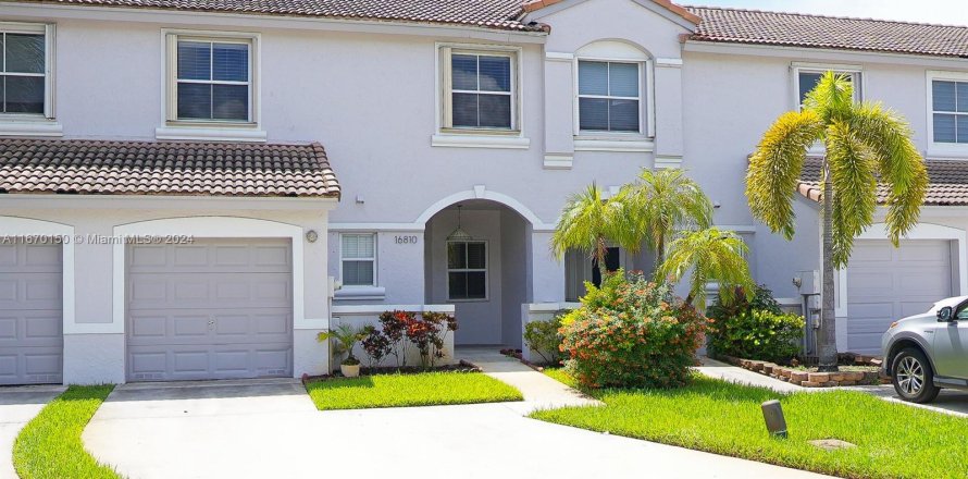 Townhouse in Pembroke Pines, Florida 3 bedrooms, 142.05 sq.m. № 1394296