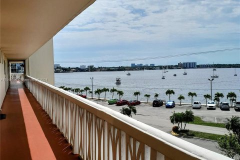 Copropriété à vendre à Aventura, Floride: 1 chambre, 71.35 m2 № 1058473 - photo 4