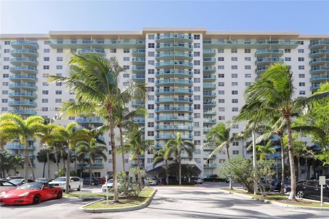 Condo in Sunny Isles Beach, Florida, 2 bedrooms  № 1168066 - photo 3