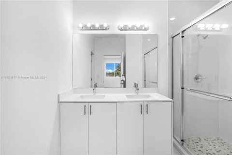 Townhouse in Miami, Florida 5 bedrooms, 232.44 sq.m. № 1418703 - photo 28