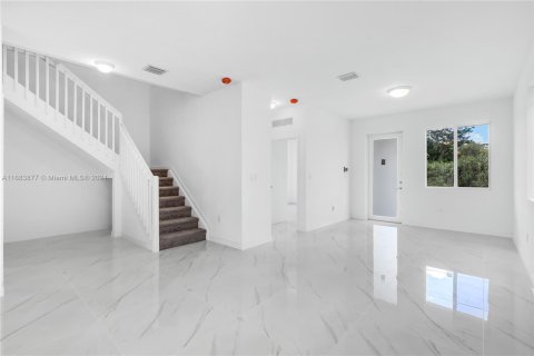 Townhouse in Miami, Florida 5 bedrooms, 232.44 sq.m. № 1418703 - photo 9