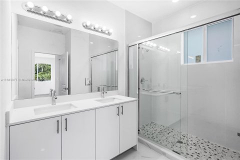 Townhouse in Miami, Florida 5 bedrooms, 232.44 sq.m. № 1418703 - photo 26