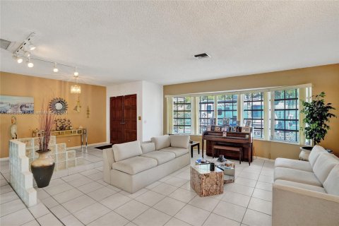 Casa en venta en Hollywood, Florida, 4 dormitorios, 234.3 m2 № 1418695 - foto 3