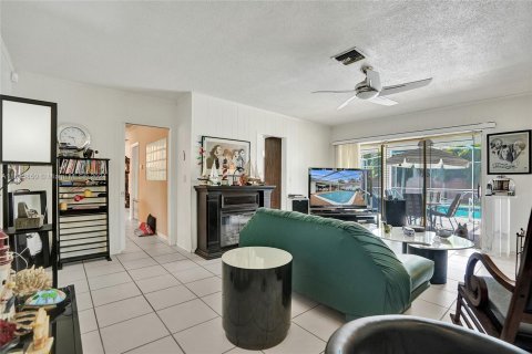 Casa en venta en Hollywood, Florida, 4 dormitorios, 234.3 m2 № 1418695 - foto 11