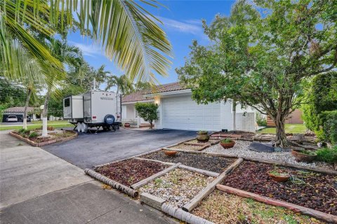 Casa en venta en Hollywood, Florida, 4 dormitorios, 234.3 m2 № 1418695 - foto 1