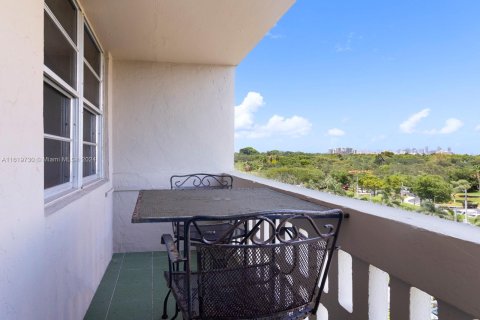 Condo in Coral Gables, Florida, 1 bedroom  № 1241874 - photo 11