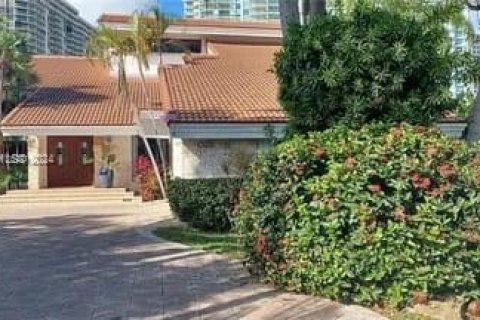 Villa ou maison à vendre à Golden Beach, Floride: 6 chambres, 465.63 m2 № 1044684 - photo 1