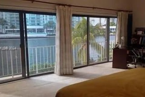 Casa en venta en Golden Beach, Florida, 6 dormitorios, 465.63 m2 № 1044684 - foto 7