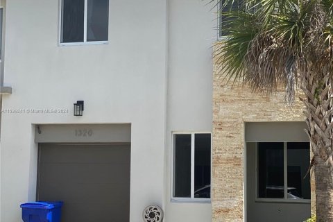 Townhouse in Royal Palm Beach, Florida 4 bedrooms, 180.69 sq.m. № 1033354 - photo 1