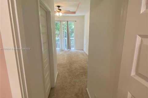 Townhouse in Royal Palm Beach, Florida 4 bedrooms, 180.69 sq.m. № 1033354 - photo 15