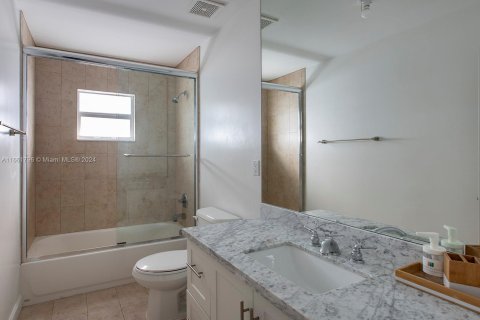 Casa en alquiler en South Miami, Florida, 4 dormitorios, 209.03 m2 № 1370667 - foto 14