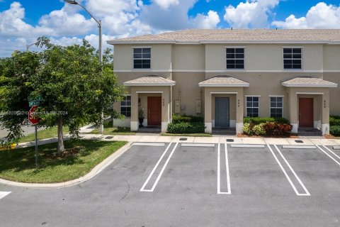 Townhouse in Florida City, Florida 2 bedrooms, 112.23 sq.m. № 1241848 - photo 1