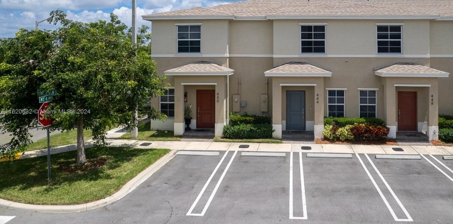 Townhouse in Florida City, Florida 2 bedrooms, 112.23 sq.m. № 1241848