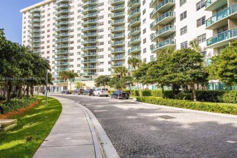 Condo in Sunny Isles Beach, Florida, 1 bedroom  № 1390033 - photo 17