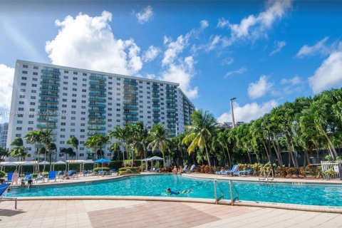 Condo in Sunny Isles Beach, Florida, 1 bedroom  № 1390033 - photo 21