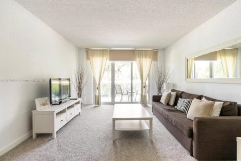 Condo in Sunny Isles Beach, Florida, 1 bedroom  № 1390033 - photo 2