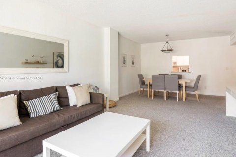 Condo in Sunny Isles Beach, Florida, 1 bedroom  № 1390033 - photo 1