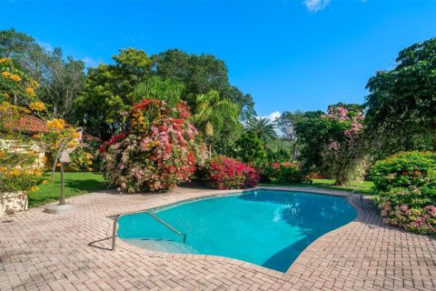 House in Coral Gables, Florida 9 bedrooms, 947.51 sq.m. № 1073219 - photo 8