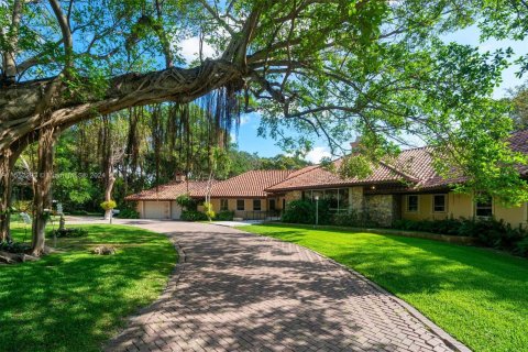 Villa ou maison à vendre à Coral Gables, Floride: 9 chambres, 947.51 m2 № 1073219 - photo 1