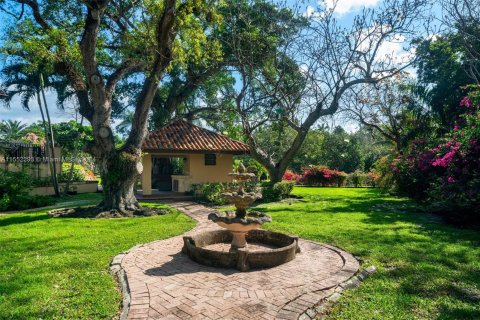 House in Coral Gables, Florida 9 bedrooms, 947.51 sq.m. № 1073219 - photo 15