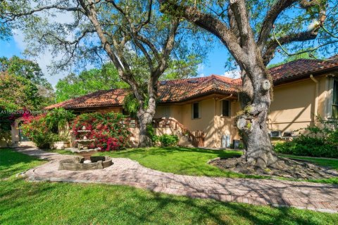 House in Coral Gables, Florida 9 bedrooms, 947.51 sq.m. № 1073219 - photo 14