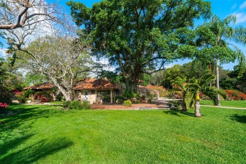 House in Coral Gables, Florida 9 bedrooms, 947.51 sq.m. № 1073219 - photo 17