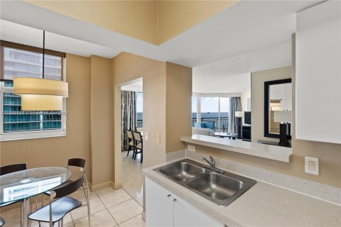 Condo in Sunny Isles Beach, Florida, 3 bedrooms  № 1209723 - photo 16