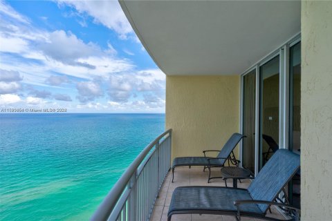 Condo in Sunny Isles Beach, Florida, 3 bedrooms  № 1209723 - photo 1