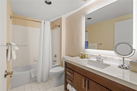 Condo in Sunny Isles Beach, Florida, 3 bedrooms  № 1209723 - photo 29