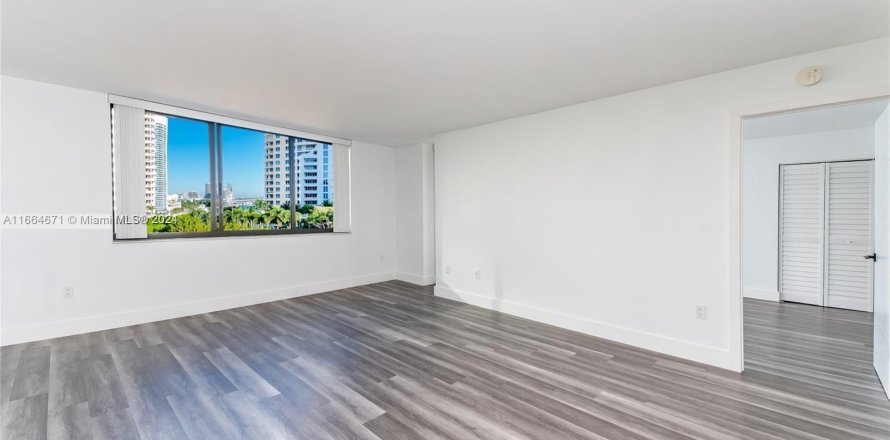 Condominio en Miami, Florida, 1 dormitorio  № 1375797