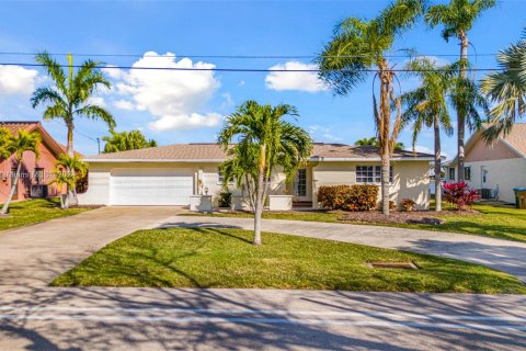 House in Cape Coral, Florida 3 bedrooms № 1059399 - photo 3
