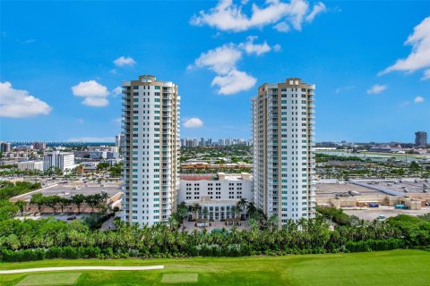 Copropriété à vendre à Hallandale Beach, Floride: 3 chambres, 151.8 m2 № 1242491 - photo 17