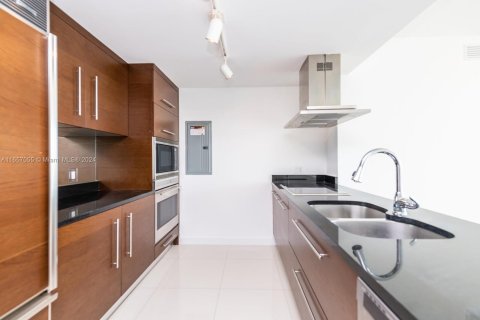 Condominio en alquiler en Miami, Florida, 3 dormitorios, 134.71 m2 № 1357308 - foto 12