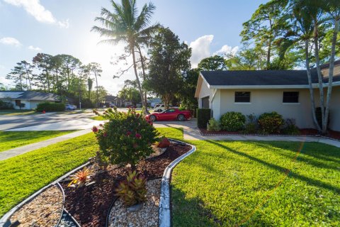 House in Wellington, Florida 4 bedrooms, 217.02 sq.m. № 1160501 - photo 14