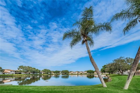 Copropriété à vendre à Holiday, Floride: 2 chambres, 117.99 m2 № 1041932 - photo 1