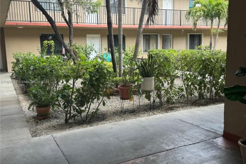 Condominio en venta en Hialeah, Florida, 2 dormitorios, 72.28 m2 № 1058554 - foto 3