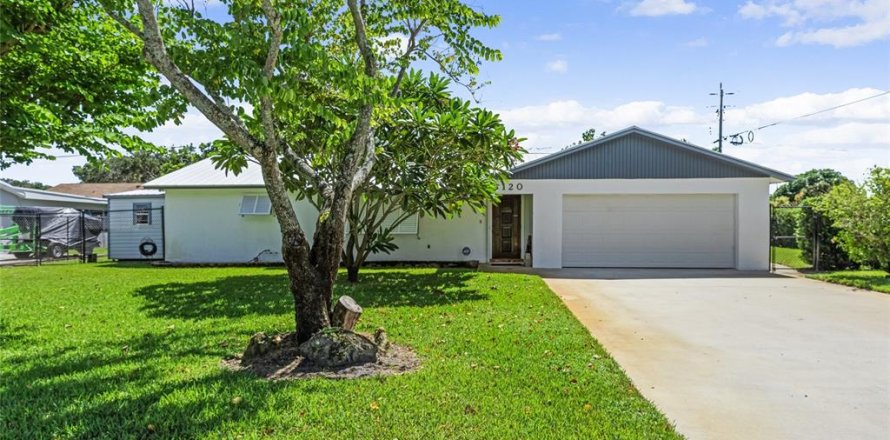 House in Lake Worth, Florida 3 bedrooms, 170.75 sq.m. № 1380964