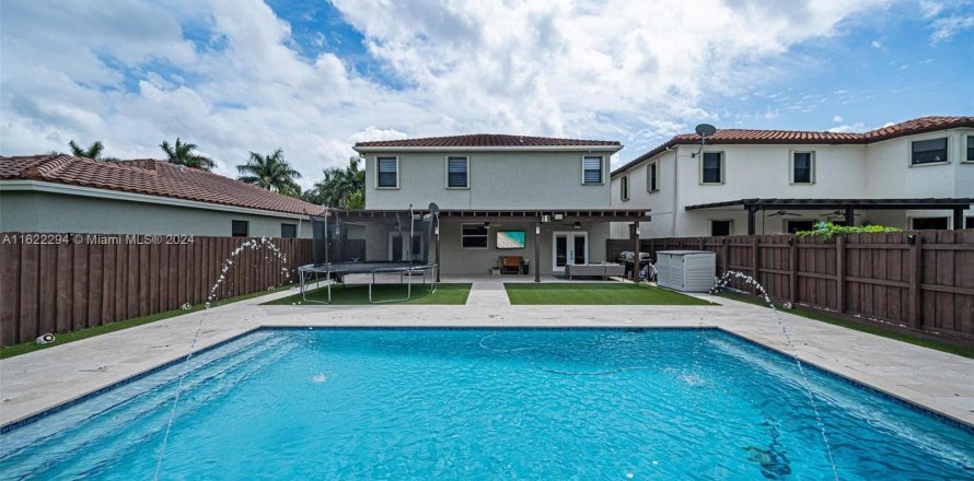 Casa en Miami, Florida 4 dormitorios, 240.34 m2 № 1269141