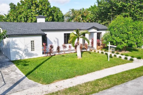 Villa ou maison à vendre à Miami, Floride: 4 chambres, 192.77 m2 № 1372460 - photo 2