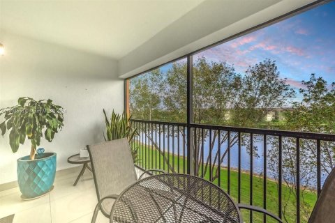 Condominio en venta en Pembroke Pines, Florida, 2 dormitorios, 126.72 m2 № 1226577 - foto 1