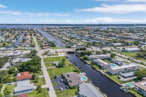 Condo in Cape Coral, Florida, 2 bedrooms  № 1380887 - photo 25