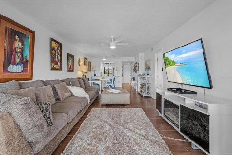 Condo in Cape Coral, Florida, 2 bedrooms  № 1380887 - photo 10