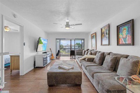 Condo in Cape Coral, Florida, 2 bedrooms  № 1380887 - photo 5