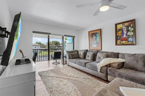 Condo in Cape Coral, Florida, 2 bedrooms  № 1380887 - photo 14