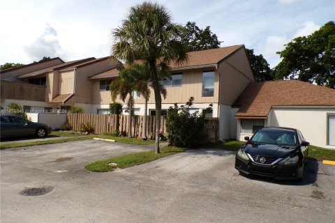 Adosado en venta en Plantation, Florida, 3 dormitorios, 137.5 m2 № 1370476 - foto 1