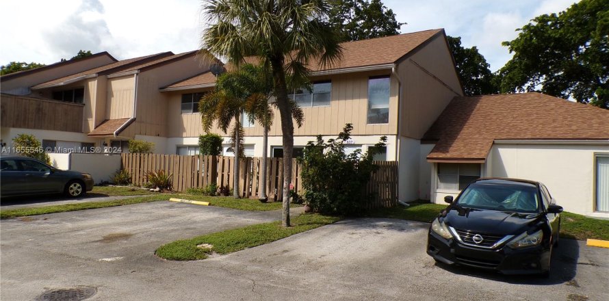 Townhouse in Plantation, Florida 3 bedrooms, 137.5 sq.m. № 1370476