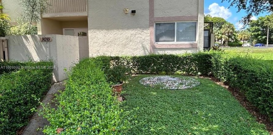 House in Miami, Florida 3 bedrooms, 179.67 sq.m. № 1388090