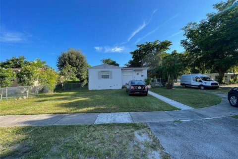 House in North Miami, Florida 2 bedrooms, 76.83 sq.m. № 1389784 - photo 2