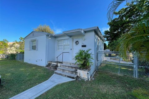 House in North Miami, Florida 2 bedrooms, 76.83 sq.m. № 1389784 - photo 1