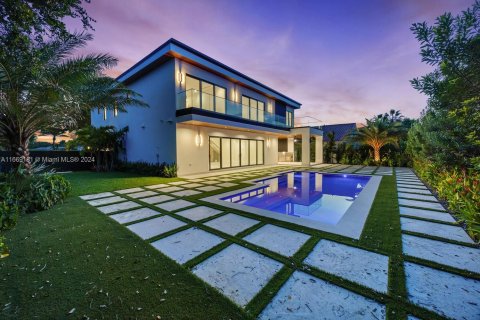 House in Miami, Florida 6 bedrooms, 427.35 sq.m. № 1389863 - photo 7